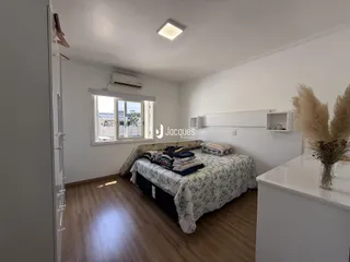 Quarto com cama e janela em um imóvel.