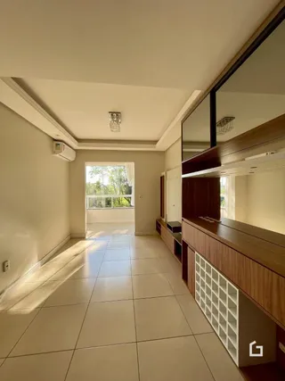 Hall de entrada com piso de cerâmica e detalhes em madeira.