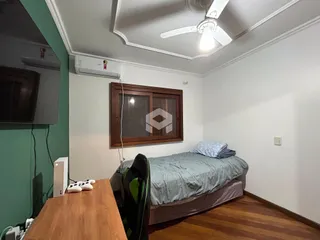 Quarto com janela de madeira e cama em ambiente interno.