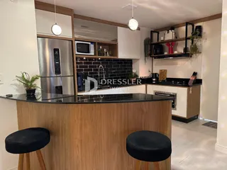Cozinha moderna com armários de madeira e ilha.