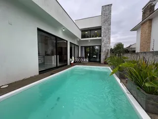 Exterior da casa com piscina em Lajeado.