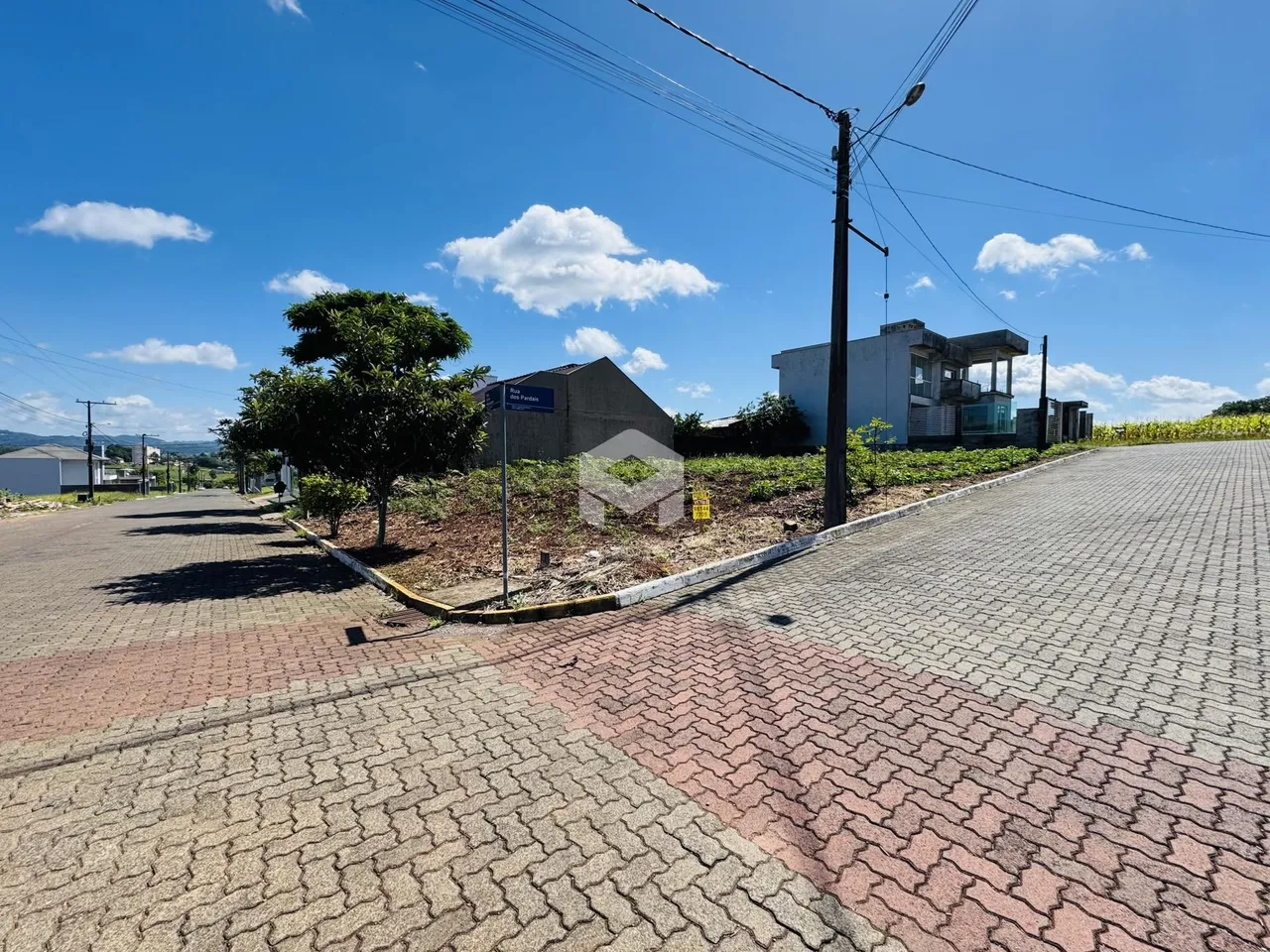 Vista externa de uma propriedade em Lajeado, Brasil, mostrando a rua e o terreno.