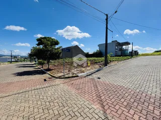 Vista externa de uma propriedade em Lajeado, Brasil, mostrando a rua e o terreno.
