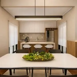 Foto de uma mesa de jantar com cadeiras em um ambiente interno.