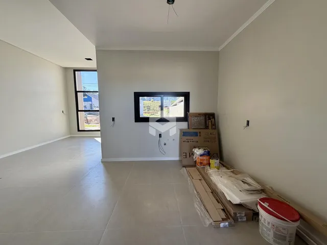 A sala de estar é um ambiente amplo com piso de cerâmica claro.