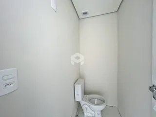 Foto de uma parede interna com um vaso sanitário em um imóvel.