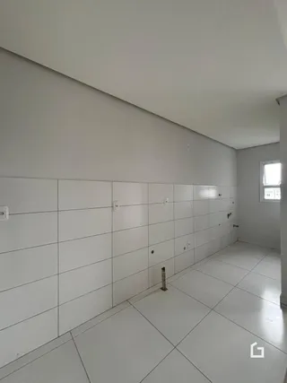 Interior com paredes brancas e piso claro de um imóvel.