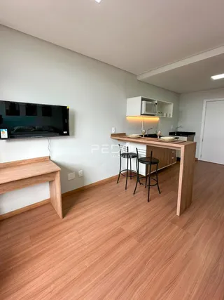 Esta é uma foto de uma sala de estar com piso de madeira e móveis modernos.