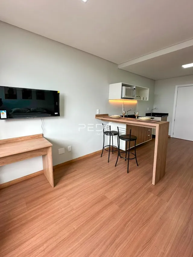 Esta é uma foto de uma sala de estar com piso de madeira e móveis modernos.
