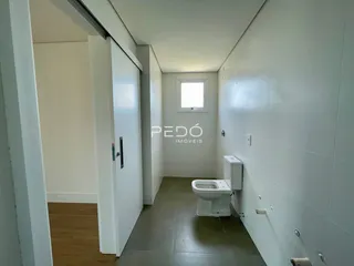 Hall de entrada com piso de cerâmica e paredes brancas.