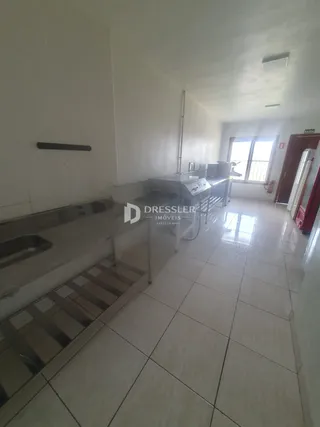Corredor interno com piso de cerâmica claro em imóvel no Brasil.