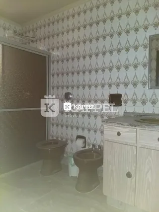 Foto de um banheiro com revestimento de parede e um lavatório.