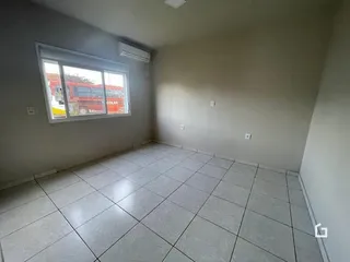 Interior de um cômodo com piso de cerâmica e janela.