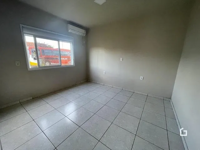 Interior de um cômodo com piso de cerâmica e janela.