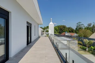 Vista da fachada moderna de uma residência com área externa em Lajeado, Brasil.
