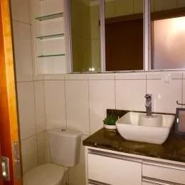 Foto de um ambiente interno com paredes brancas e revestimento de azulejos.