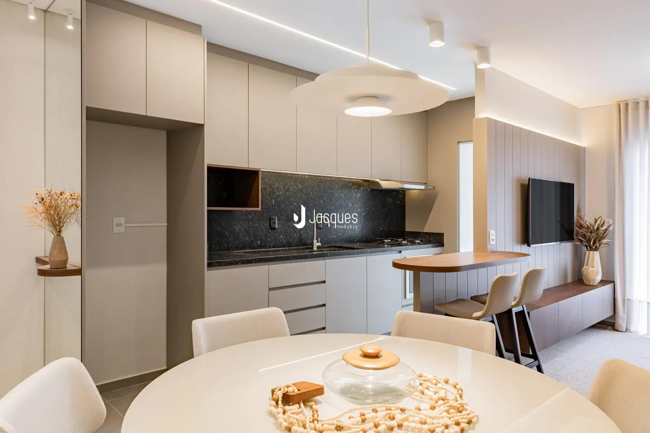 Ambiente interno moderno com cozinha e sala de jantar.