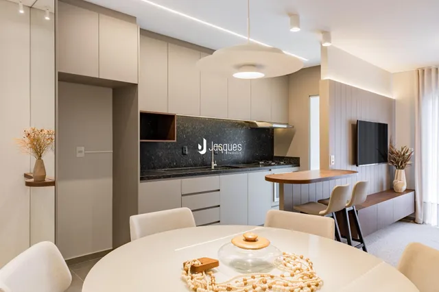 Ambiente interno moderno com cozinha e sala de jantar.