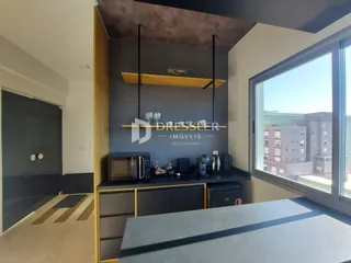 Ambiente interno moderno com janela de grande porte em Lajeado.