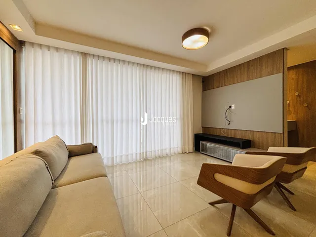 Sala de estar com sofá e poltrona em um ambiente moderno.