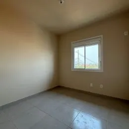 Sala de estar com janela em ambiente interno.