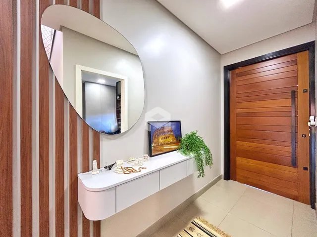Corredor com porta de madeira e espelho decorativo.