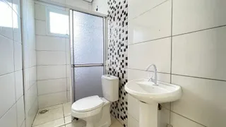 Foto de um banheiro com revestimento de azulejos brancos e pretos.