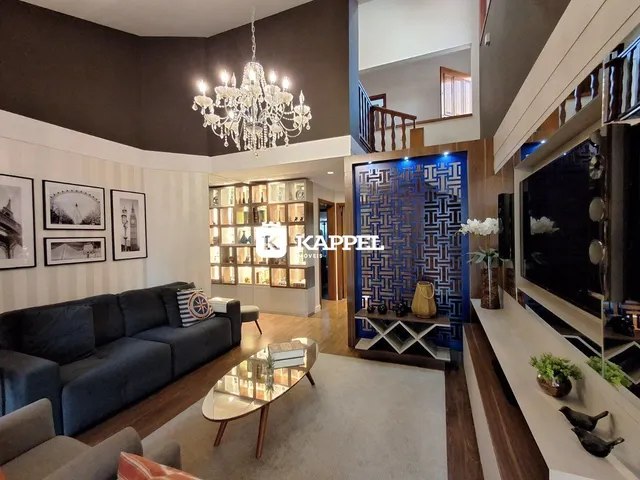Sala de estar com sofá grande e decoração moderna em um apartamento no Brasil.
