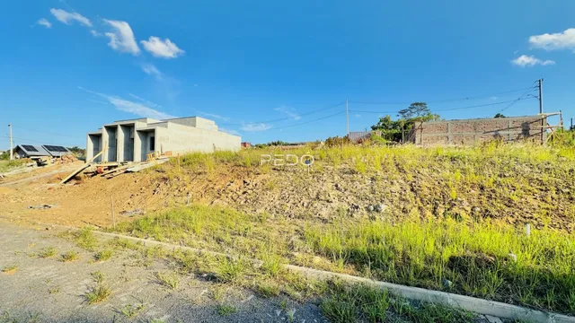 Fachada de uma construção em Lajeado, Brasil, com terreno ao redor.
