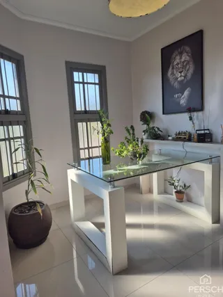 Foto de uma sala de estar com grandes janelas e piso de cerâmica.