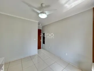 Hall de entrada com paredes brancas e piso de cerâmica.