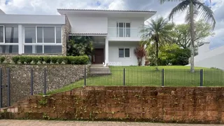 Fachada de uma residência em Lajeado, Brasil, com jardim frontal e cerca.