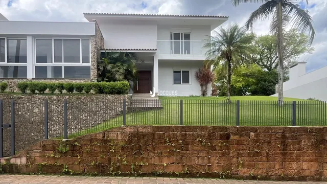Fachada de uma residência em Lajeado, Brasil, com jardim frontal e cerca.