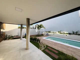 Vista externa de uma área de piscina e jardim em Lajeado.