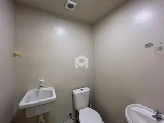 Foto de um banheiro interno mostrando a pia e o vaso sanitário.