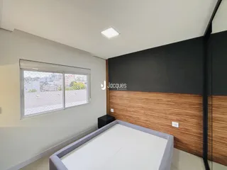 Quarto moderno com janela e parede de destaque em madeira.