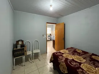 Quarto com cama e móveis de madeira em um imóvel no Brasil.
