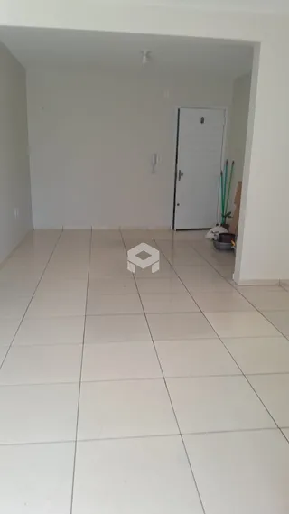 Hall de entrada com piso de cerâmica claro.
