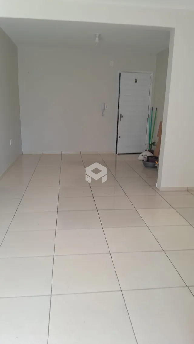 Hall de entrada com piso de cerâmica claro.