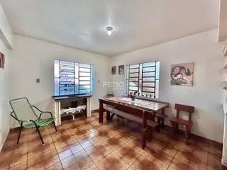 Sala de estar com piso de cerâmica e janelas no interior da propriedade.