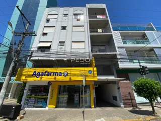 Fachada de um prédio residencial em Lajeado, Brasil, com comércio no térreo.