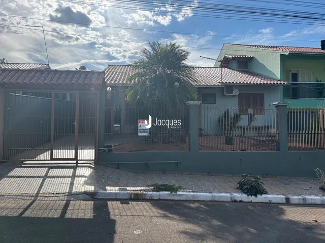 Fachada de uma residência em Lajeado, Brasil, com cerca e portão.