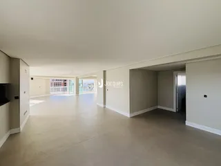 Vista de um corredor amplo e iluminado em um imóvel em Lajeado.