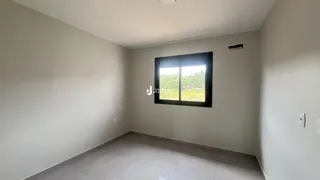 Esta é uma foto de um ambiente interno com paredes brancas e piso de cerâmica.