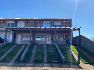 Fachada de uma casa residencial em Lajeado, Brasil, com jardim e varanda coberta.