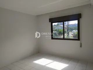 Ambiente interno de um cômodo com paredes brancas e piso claro.