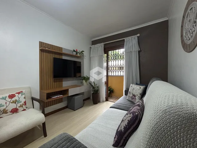Sala de estar com sofá e painel de madeira na residência.