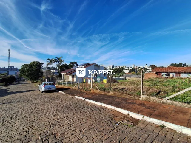 Vista externa de uma residência em Lajeado, Brasil, com paisagem e horizonte ao fundo.