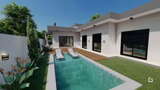 Fachada de uma residência com piscina e deck em Lajeado.
