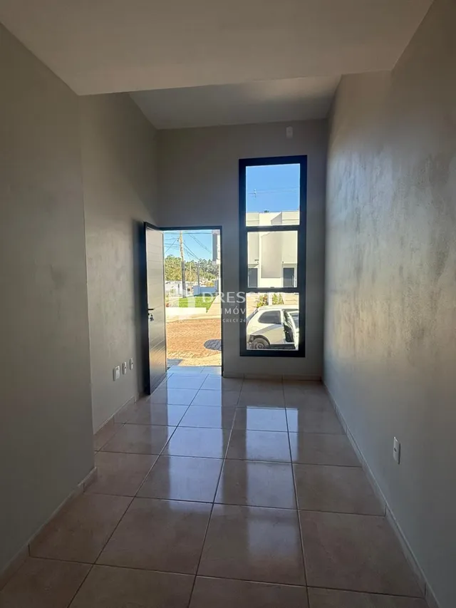 Corredor interno de uma residência com piso de cerâmica.